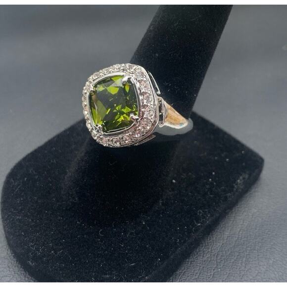 Silver Tone And Green Peridot Colored Rhinestone & Clear Rhinestones Ring 5.75 - Picture 1 of 4